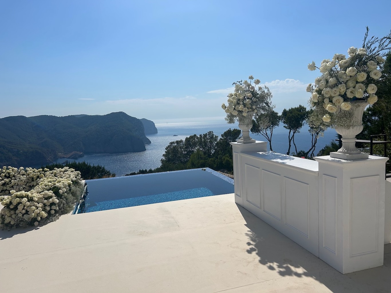 White Ibiza Wedding Directory: Catering – The Bar Ibiza, Ibiza mobile bar and drinks catering service
