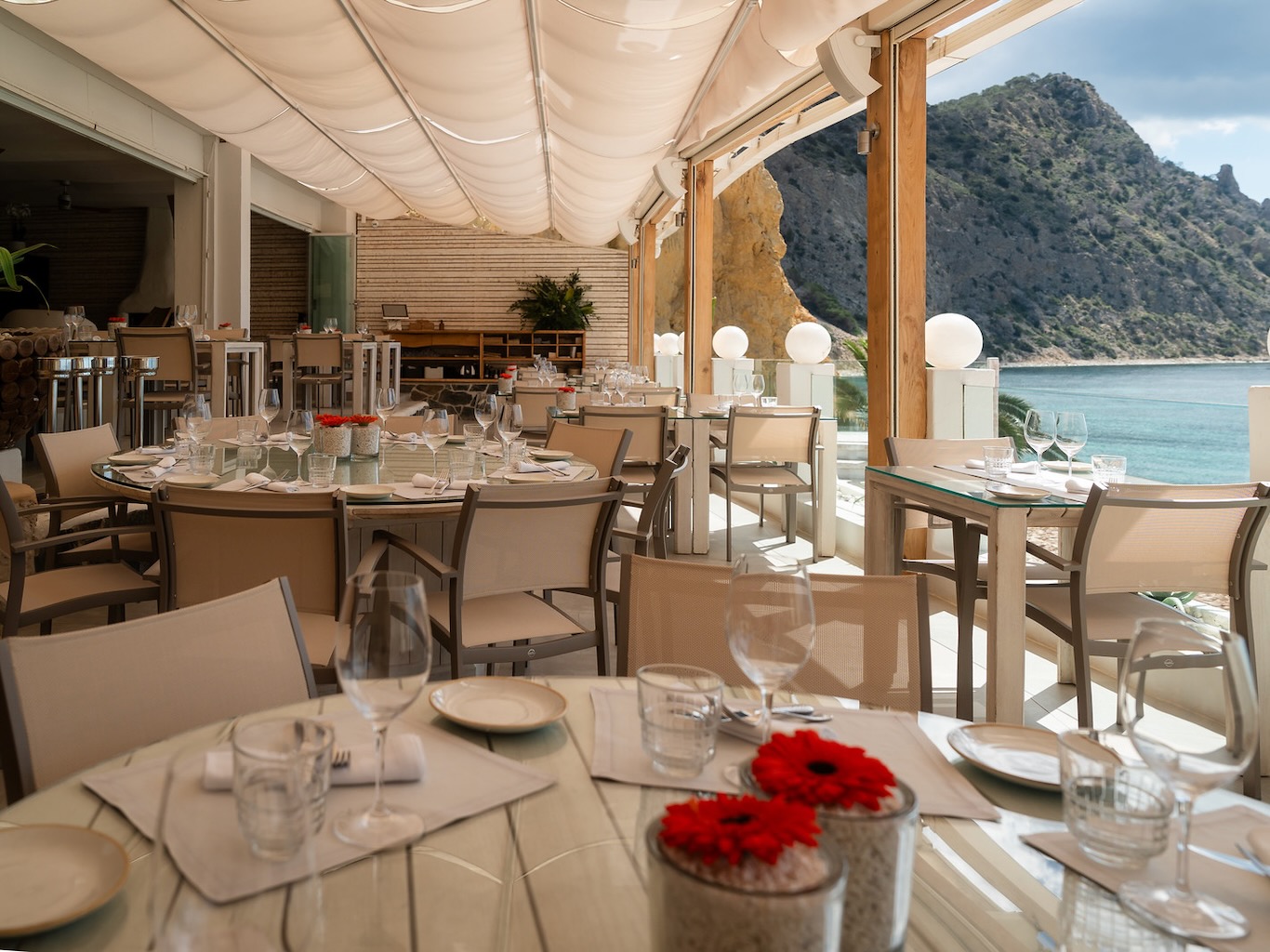 White Ibiza Beach Restaurants Guide: Amante Ibiza, Sol d'en Serra