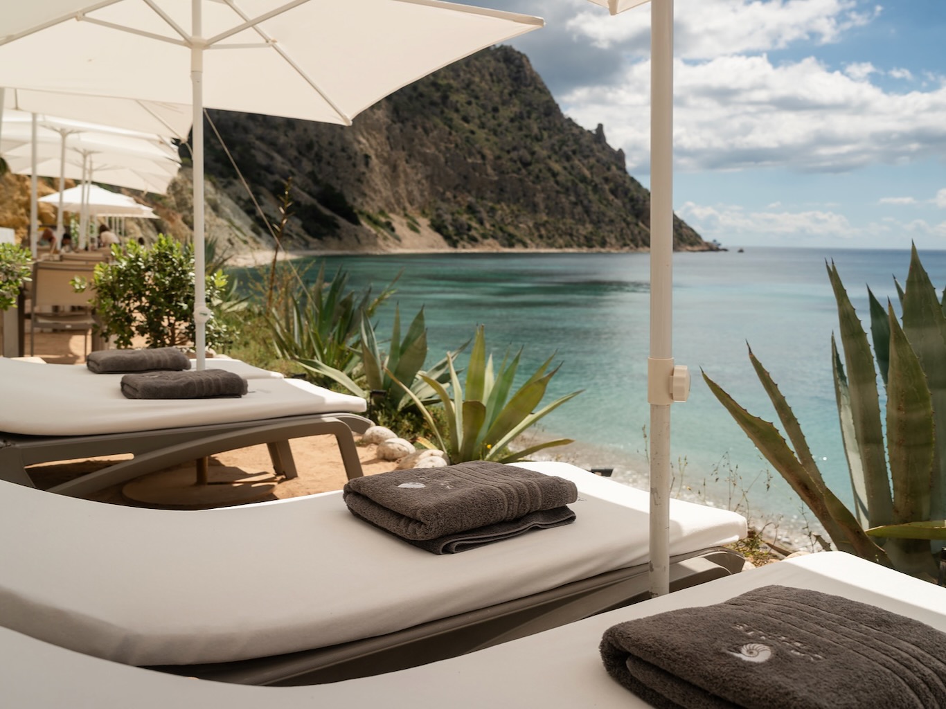 White Ibiza Beach Restaurants Guide: Amante Ibiza, Sol d'en Serra
