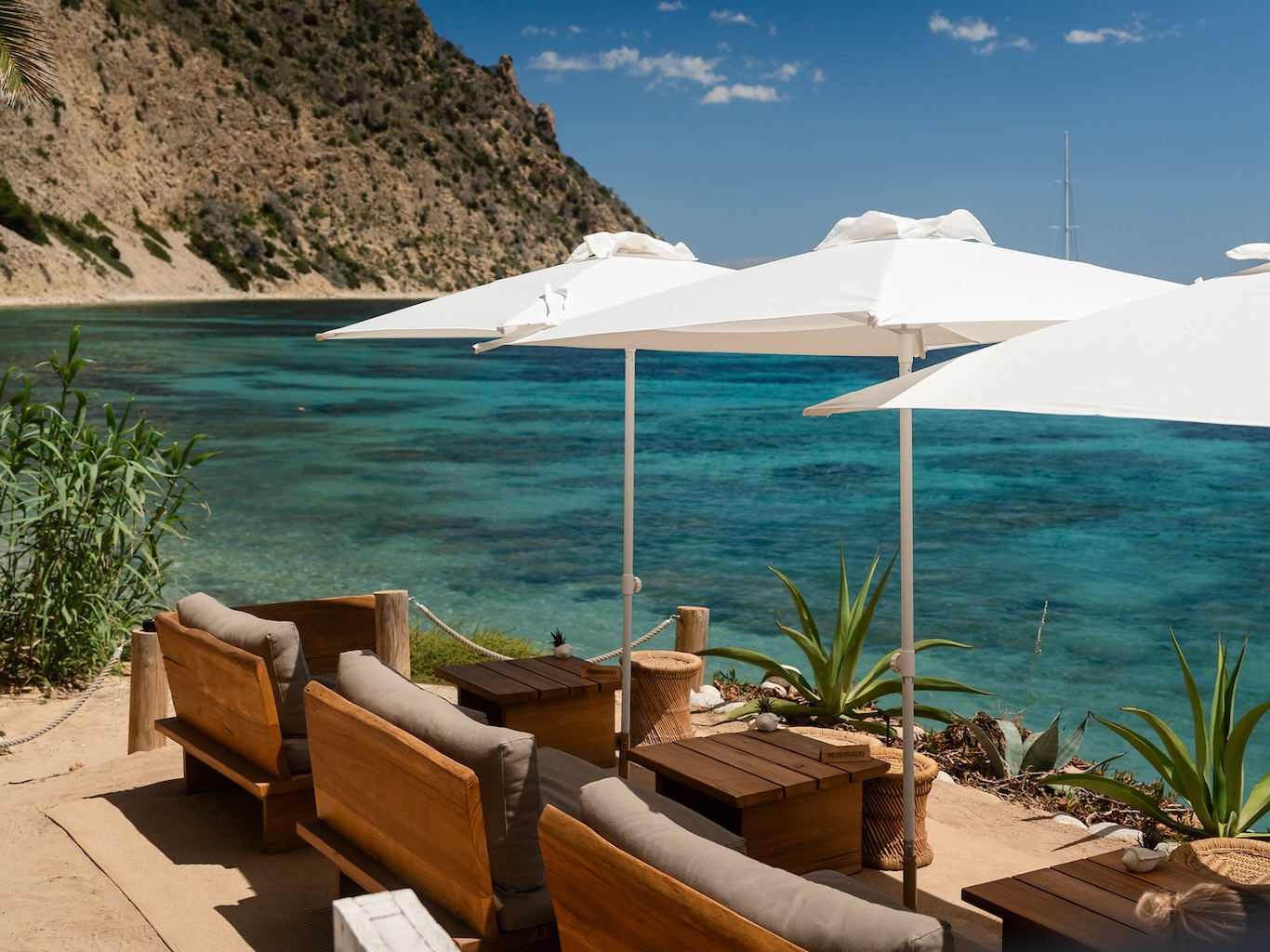 White Ibiza Beach Restaurants Guide: Amante Ibiza, Sol d'en Serra