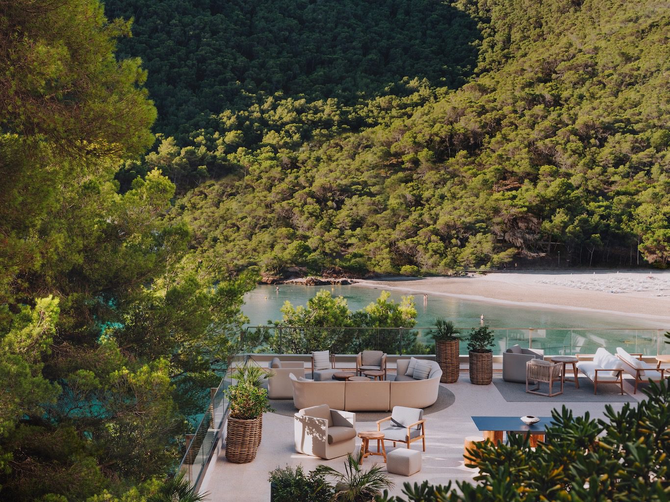 White Ibiza Restaurants Guide: Sun & Moon, casual dining restaurant in Cala Llonga