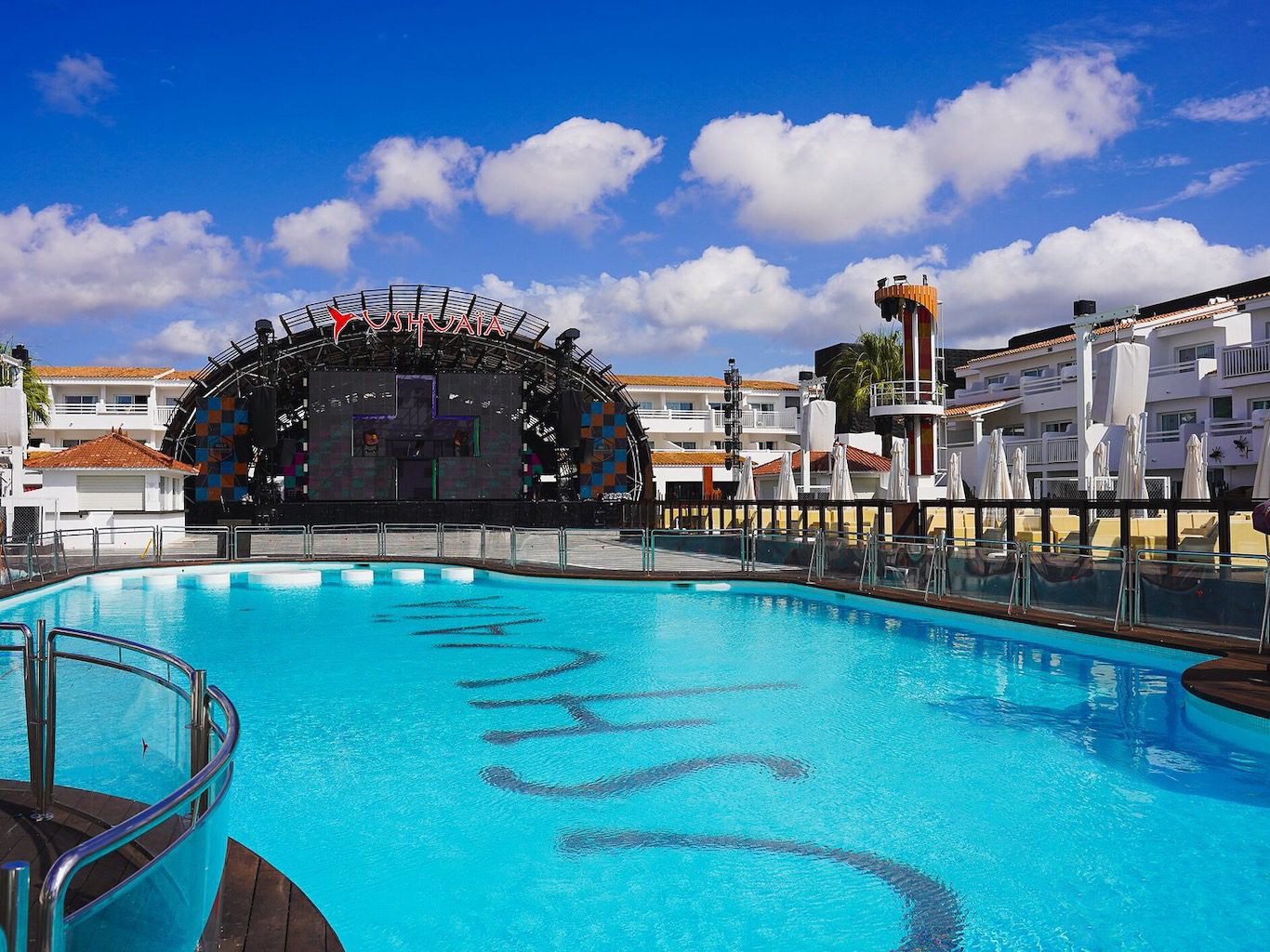 White Ibiza Hotels Guide: Ushuaïa Ibiza Beach Hotel, luxury resort in Playa d'en Bossa